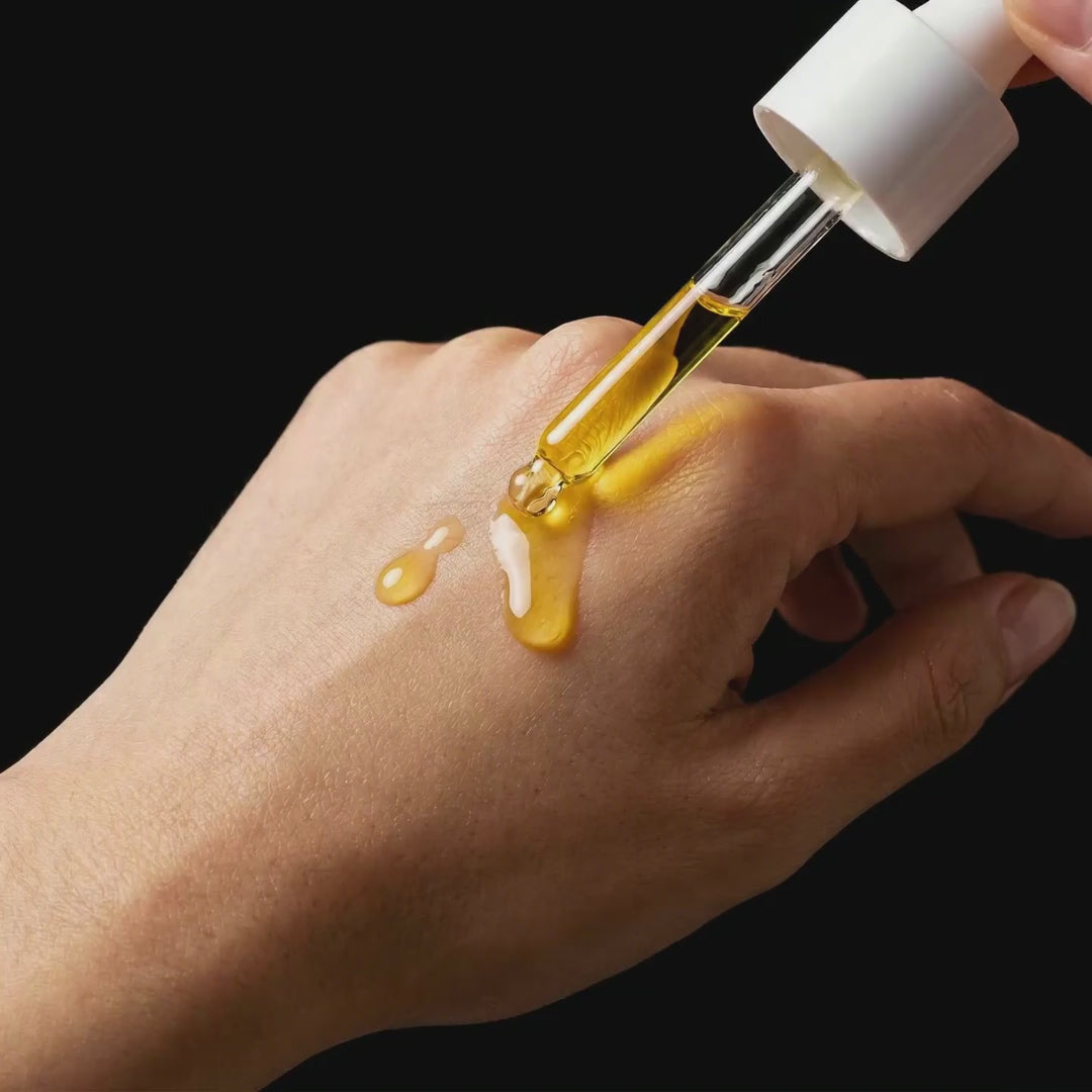 Video showing the smooth, golden texture of Sirela Bio-Retinol Concentrate being applied to skin for a radiant glow.